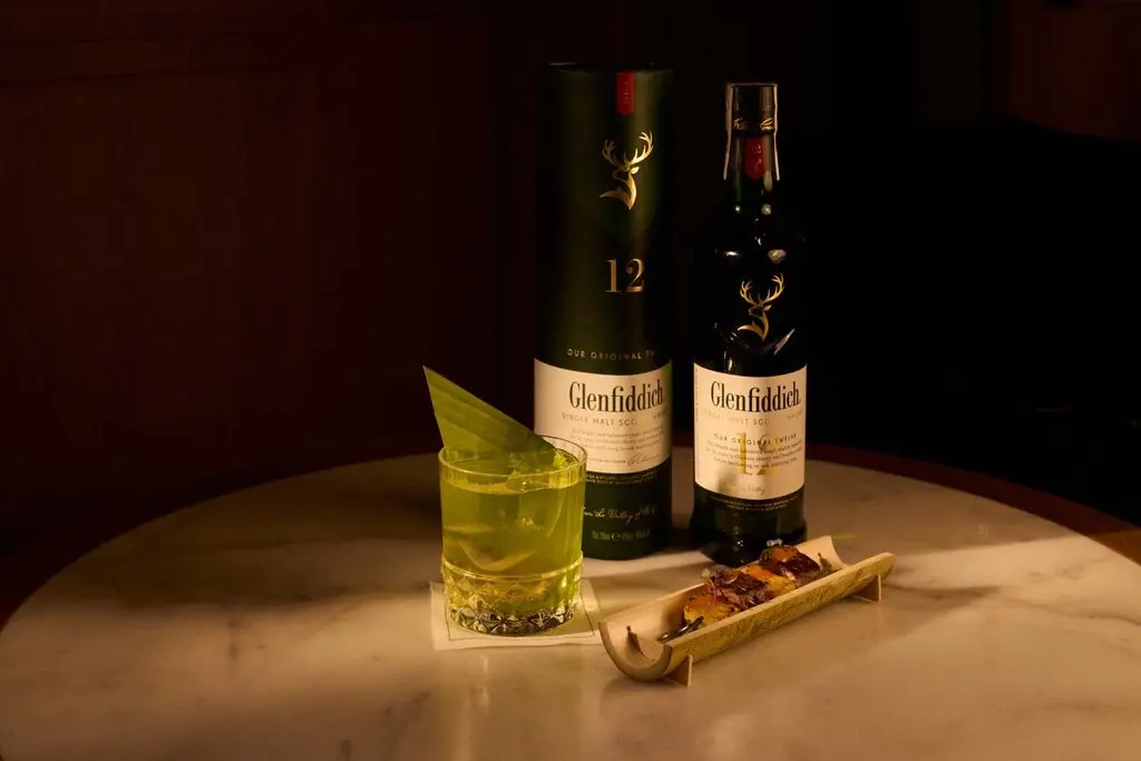 La emoción de la F1 sale fuera del circuito: la experiencia exclusiva de Glenfiddich y Aston Martin en Madrid con un viaje en juego 5 Motor16 The Racer's Lounge, Glenfiddich y Aston Martin Formula One™