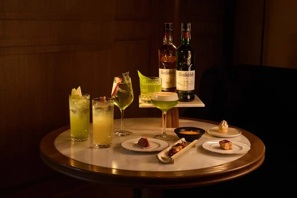 La emoción de la F1 sale fuera del circuito: la experiencia exclusiva de Glenfiddich y Aston Martin en Madrid con un viaje en juego 1 Motor16 The Racer's Lounge, Glenfiddich y Aston Martin Formula One™