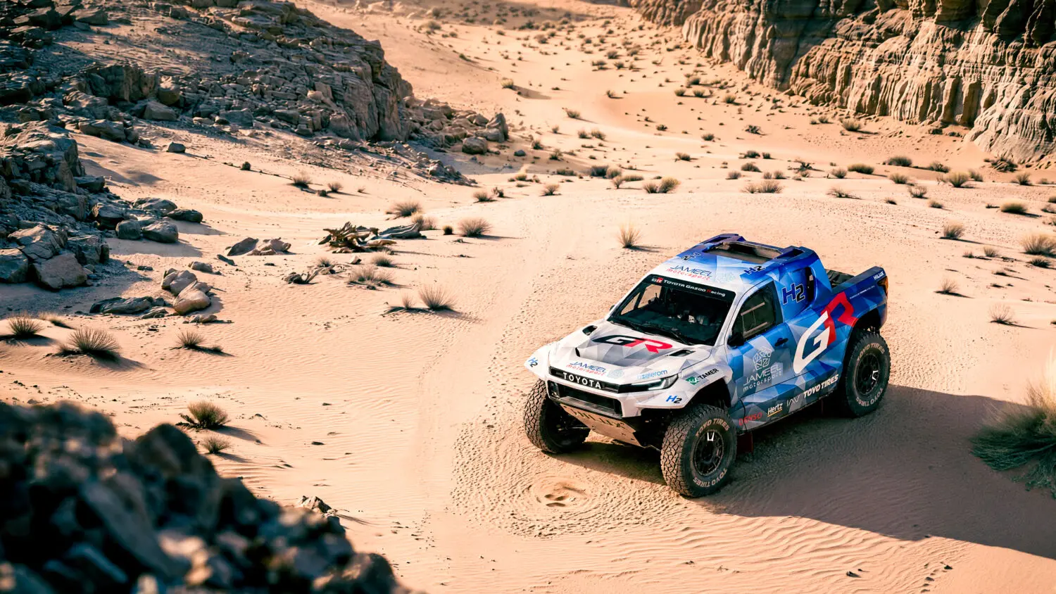 El Toyota Hilux hidrógeno se valida en el Dakar y llega a Europa como pick-up de cero emisiones para flotas