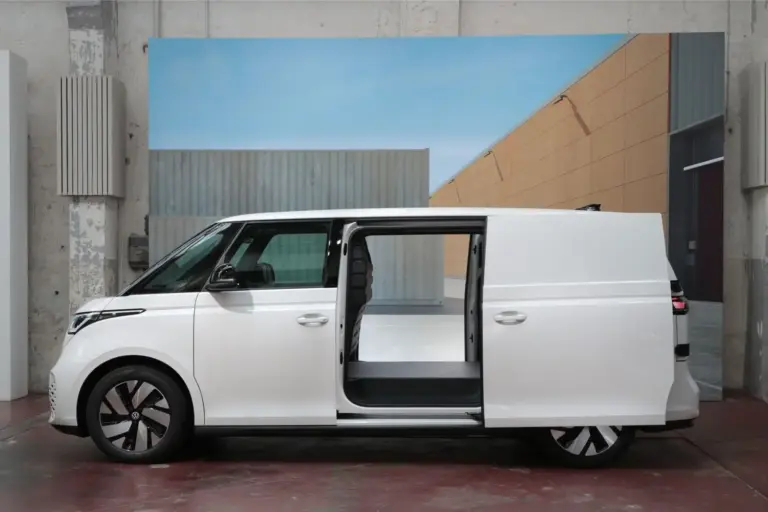 El Volkswagen ID. Buzz Cargo estrena batalla larga: 250 mm más de carga y hasta 335 CV