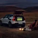 V2L coche eléctrico: así funciona el enchufe gigante que alimenta una nevera, un portátil o una cafetera