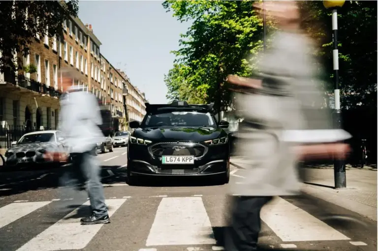 Uber y Wayve estrenan en Londres el primer robotaxi del Reino Unido: 15 Mustang Mach-E autónomos con supervisión humana