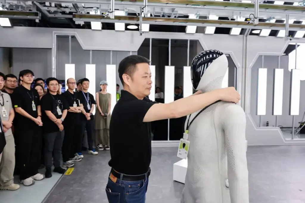 XPeng IRON, el robot humanoide que abandona la línea de producción de manera autónoma 7 Motor16 Xpeng IRON robot humanoide 3 Motor16