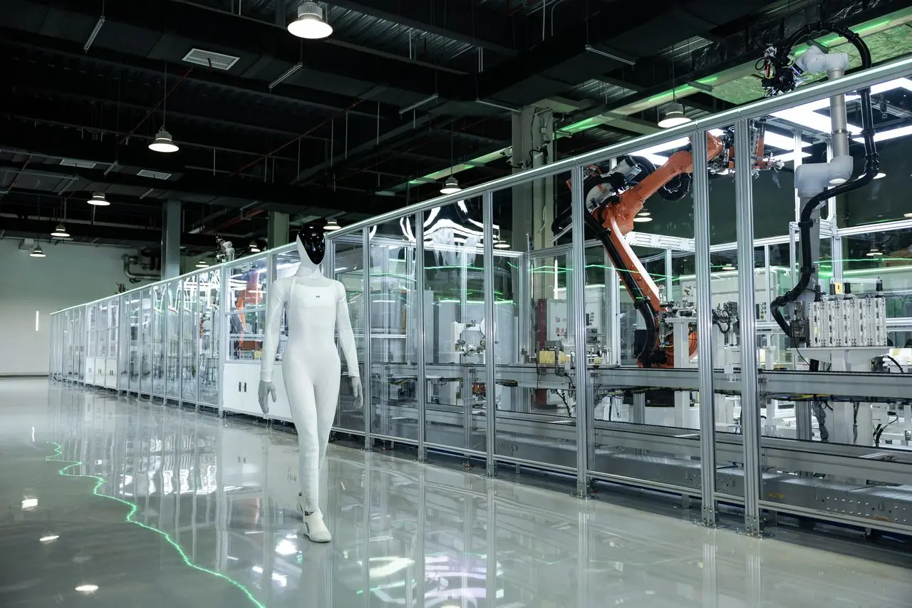 XPeng IRON, el robot humanoide que abandona la línea de producción de manera autónoma