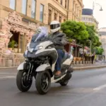 Yamaha Tricity 300 2026: el primer airbag de serie que protege al motorista