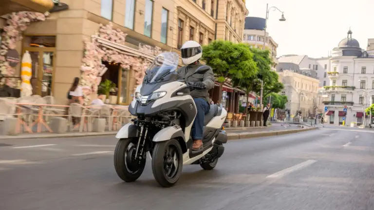 Yamaha Tricity 300 2026: el primer airbag de serie que protege al motorista