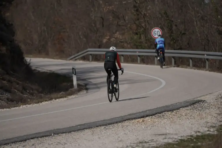 Adelantar a ciclistas: el BOE cambia la norma, prohíbe ciertos arcenes y trae multa