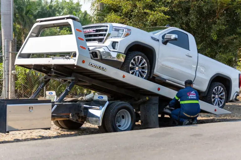 Asistencia en carretera del seguro de coche: cuántos km de grúa incluye y cuándo dan coche de sustitución