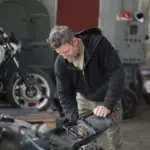 Por qué el calor descarga la batería de tu moto: tres claves para evitarlo