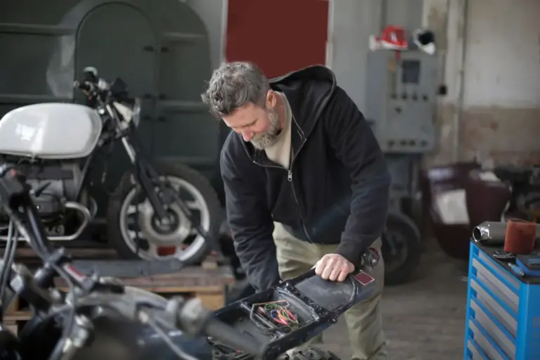 Por qué el calor descarga la batería de tu moto: tres claves para evitarlo