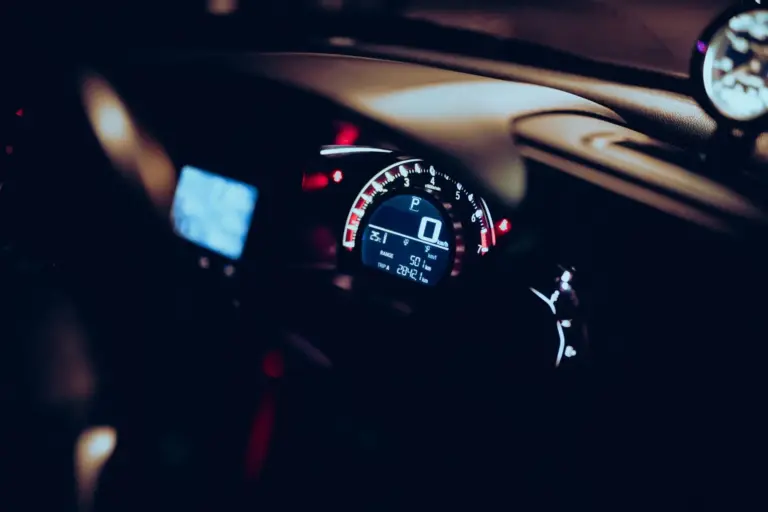 Brake by wire: así frena el coche por señal eléctrica y multiplica la frenada autónoma de emergencia