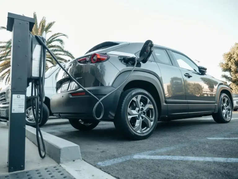 El mantenimiento del coche eléctrico sale más barato, pero la factura llega con neumáticos, frenos y batería