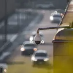 La DGT activa en la A4, en Córdoba, dos cámaras con IA que vigilan el móvil y el cinturón