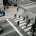 Desde el 1 de octubre los conductores deben ceder el paso a los peatones en toda la calle, incluso sin paso de cebra