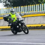 Chaleco reflectante obligatorio en la moto desde el 1 de octubre de 2026: 200 euros de multa si no lo llevas