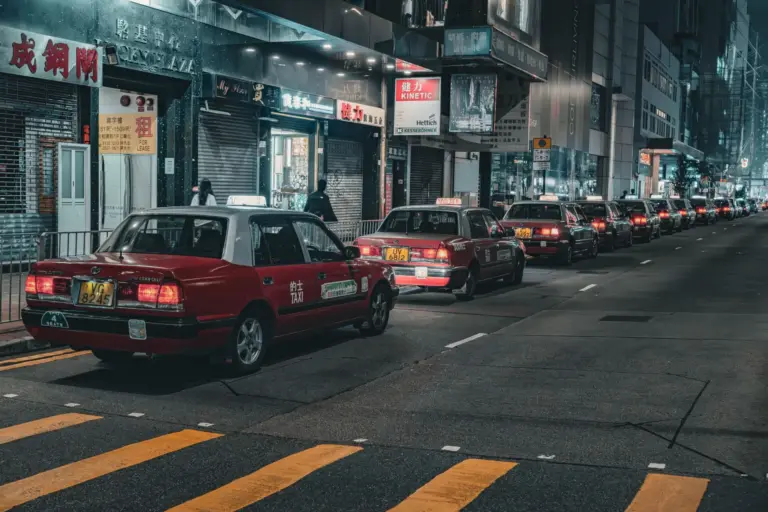 El cinturón obligatorio para taxistas, transportistas y autoescuelas llega el 1 de octubre: multa de 200 euros y 4 puntos