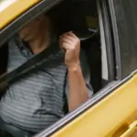 Cinturón obligatorio para taxistas desde el 1 de octubre: la DGT multa con 200 euros y 3 puntos