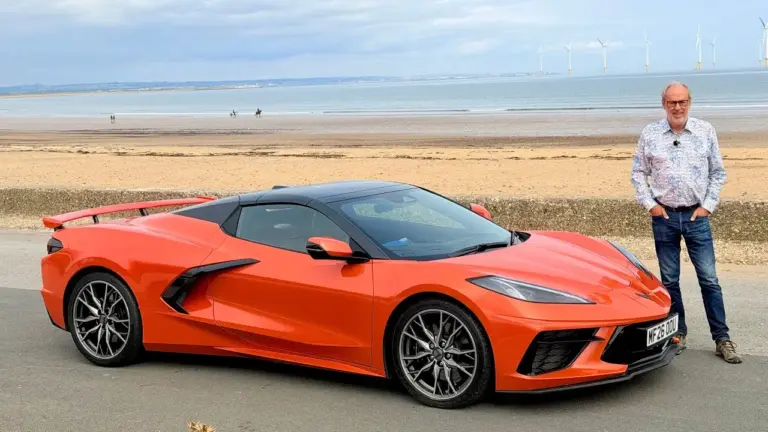 482 CV y por menos que un 911: Harry’s Garage prueba el Corvette C8 2026 con volante a la derecha
