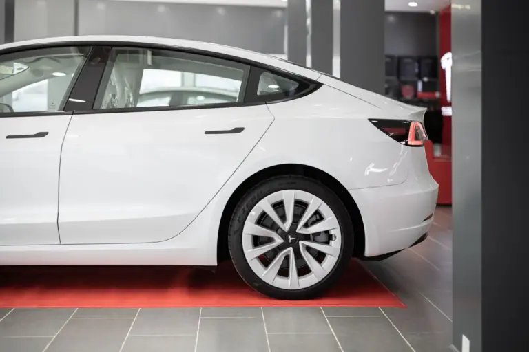 Audi paga hasta 10.000 dólares para frenar la depreciación de sus coches eléctricos: así afecta a tu renting