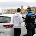 Detenido en Gijón por dejar el coche a su hijo: qué cubre tu seguro si prestas el coche a otro conductor