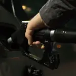 Cómo elegir el combustible del coche: hasta 840 km más al año y menos averías de inyección