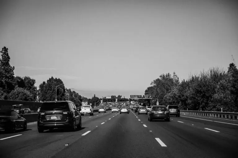 Estados Unidos rebaja las exigencias de emisiones a los coches y da alas al motor de combustión