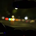 La DGT aclara si es legal conducir con la luz interior encendida: hasta 200 euros de multa