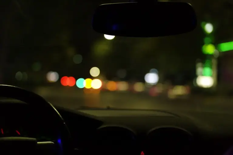 La DGT aclara si es legal conducir con la luz interior encendida: hasta 200 euros de multa