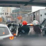 Arizona castiga con delito leve filtrar entre carriles moto: la DGT autoriza el arcén en España