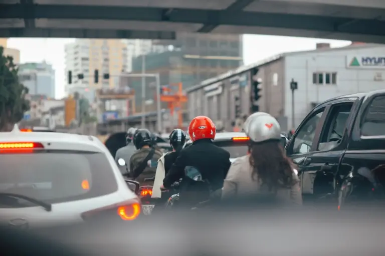 Arizona castiga con delito leve filtrar entre carriles moto: la DGT autoriza el arcén en España