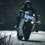 ADAC avisa: uno de cada dos motoristas no sabe frenar en moto y sobreestima su frenada