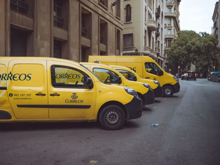 Qué furgoneta eléctrica de reparto urbano comprar en 2026: autonomía, carga útil y potencia de carga DC