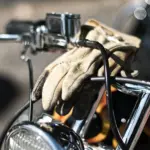 Guantes obligatorios en la moto desde el 1 de octubre: multa si no los llevas en carretera
