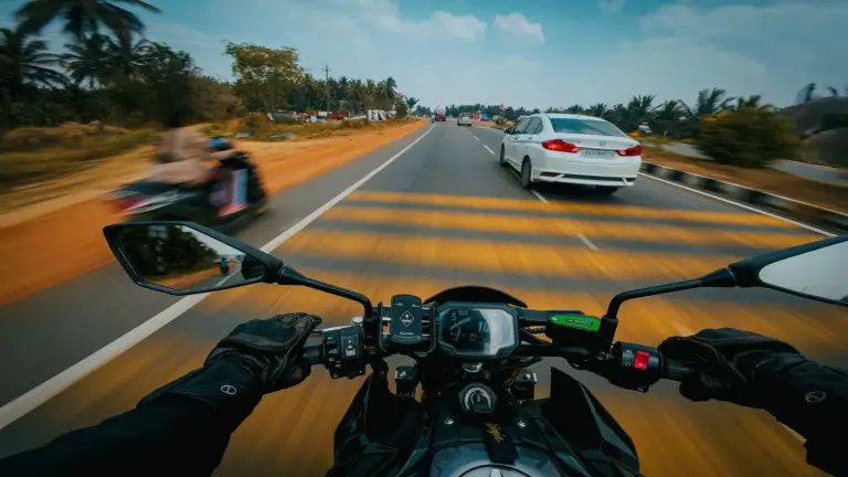 Guantes de moto obligatorios desde el 1 de octubre: multa de 200 € sin saber aún qué guantes valen