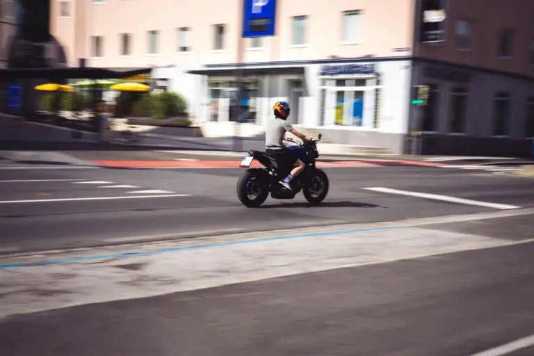 Guantes de moto obligatorios desde el 1 de octubre: la DGT multa con 200 euros si no los llevas