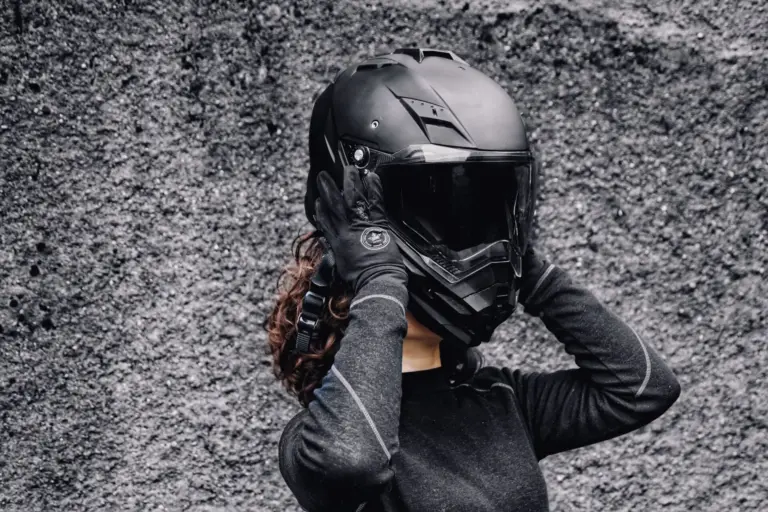 La DGT hace obligatorios los guantes homologados en moto desde el 1 de octubre: multa de 200 euros