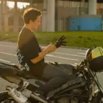 Guantes obligatorios moto desde el 1 de octubre: la multa que arriesgas si no los llevas