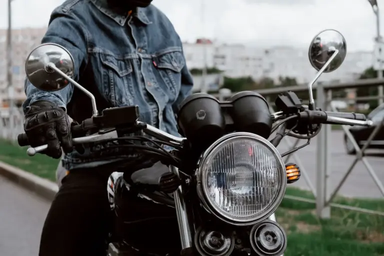 Guantes obligatorios y calzado cerrado en moto desde el 1 de octubre: multa de 200 euros de la DGT
