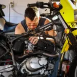 Humo blanco en la moto al arrancar: cuándo es normal y cuándo avisa de una avería de 1.200 euros