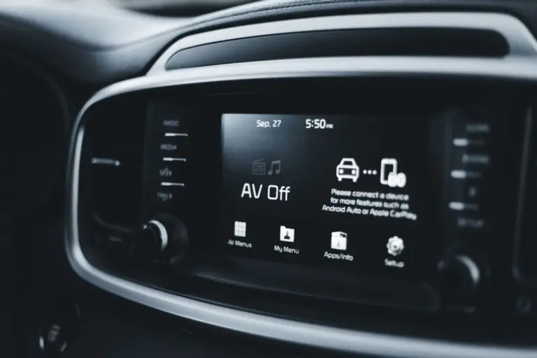 Cómo instalar una cámara trasera en tu coche sin ella de serie: cableado, pantalla y errores frecuentes