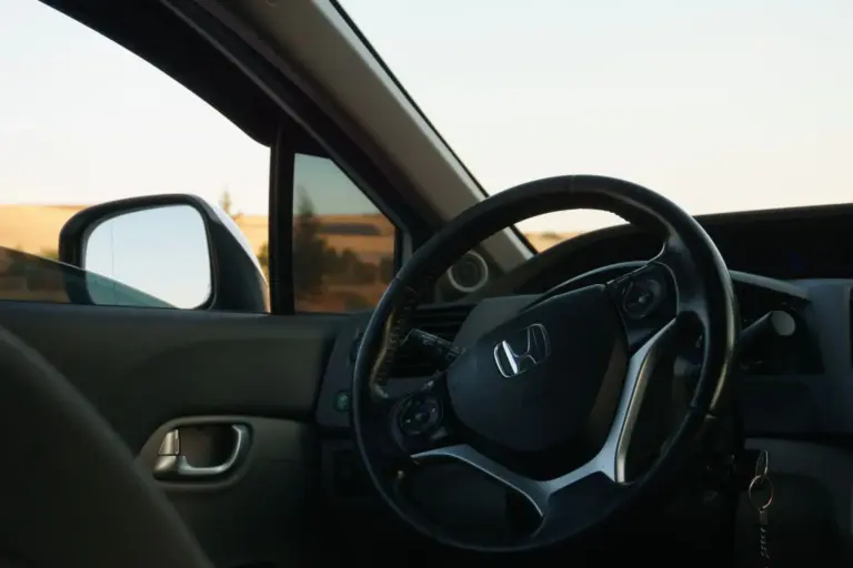 Qué hace el limitador de carga del cinturón y cómo trabaja junto al airbag en un choque