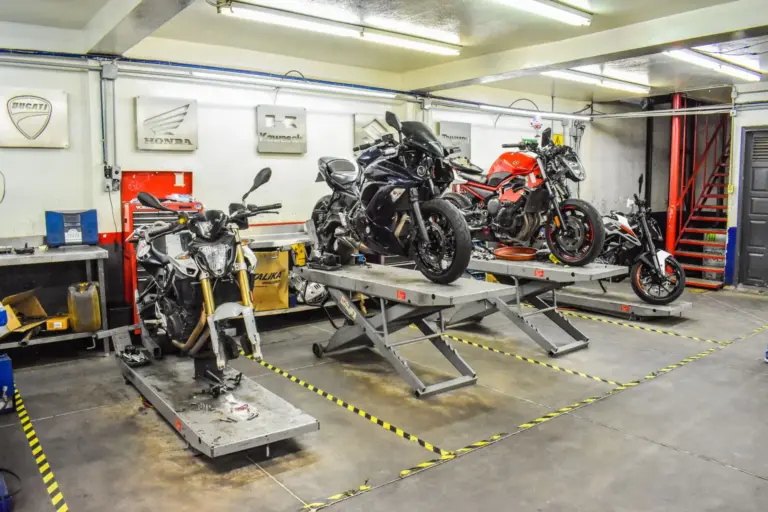 Limpiar la cadena de la moto sin gasolina ni hidrolimpiadora: el truco que salva los retenes