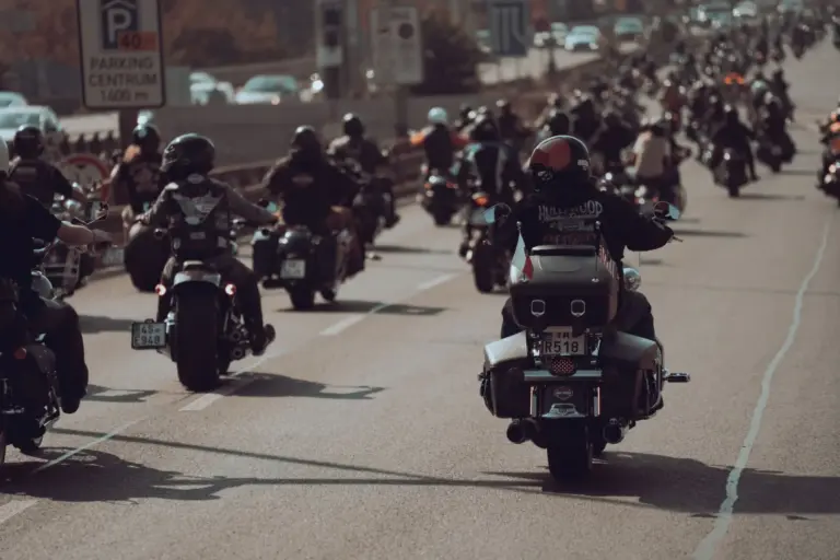 La DGT permite desde el 1 de octubre que las motos circulen por el arcén a 30 km/h