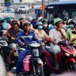 Motos por el arcén en atascos a 30 km/h desde el 1 de octubre: las cinco condiciones del BOE