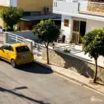 La multa de 200 euros por aparcar en vado permanente, incluso si es tu propio coche