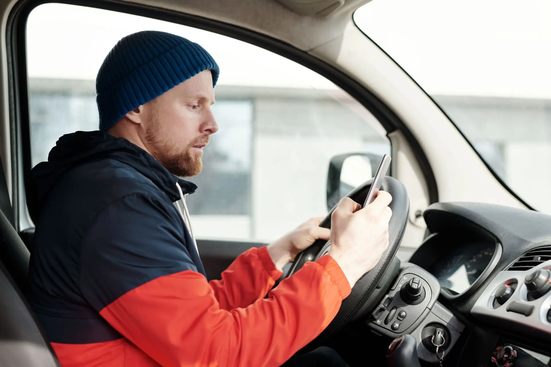 multa auriculares al volante