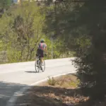 Adelantar ciclistas sin espacio ni tiempo: la DGT multa con 200 euros y 6 puntos desde el 1 de octubre