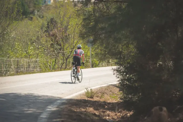 Adelantar a un ciclista con el nuevo reglamento: la norma de los 20 km/h y la multa de 200 euros