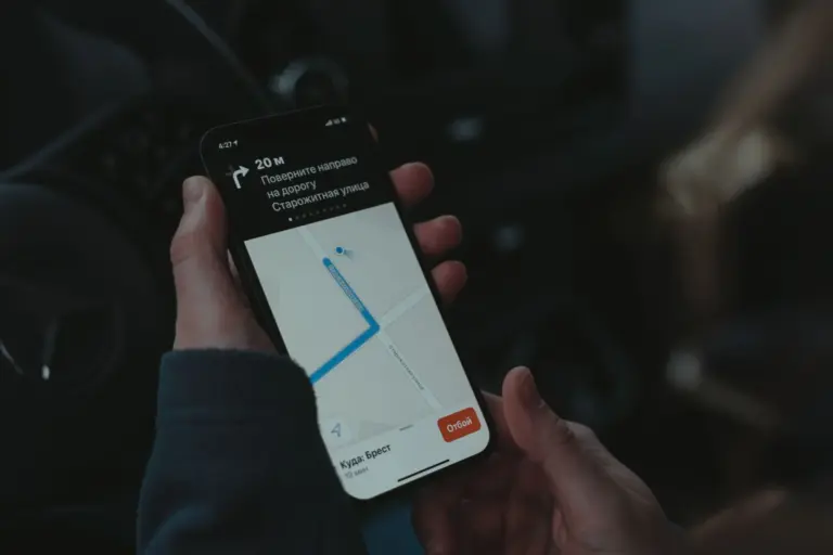 La multa de la DGT por usar el móvil como GPS: 200 euros y 6 puntos por manipularlo para cambiar de ruta