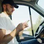 La multa de 200 euros y 6 puntos por mirar el móvil al volante: un segundo a 90 km/h son 25 metros a ciegas